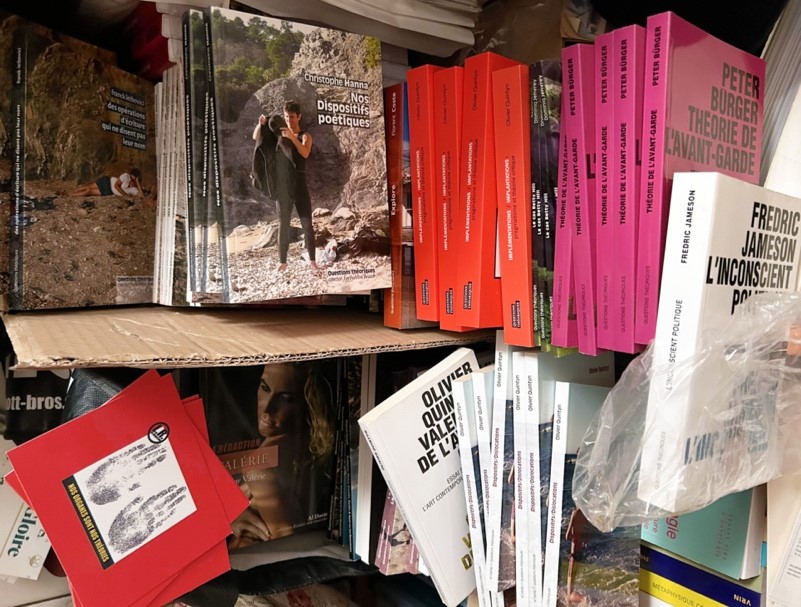 Tas de livres en désorder dans une étagère