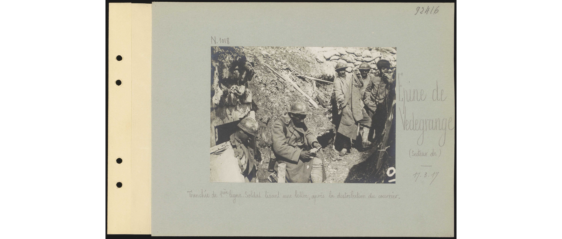 Soldat lisant une lettre, après la distribution du courrier, photographie de Pierre Pansier (légendée 