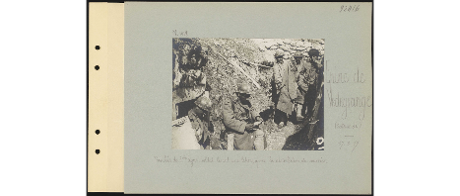 Soldat lisant une lettre, après la distribution du courrier, photographie de Pierre Pansier (légendée "Epine de Vedegrange").